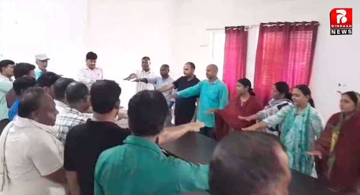 अनुमंडल कार्यालय में तंबाकू सेवन नहीं करने की सामूहिक शपथ