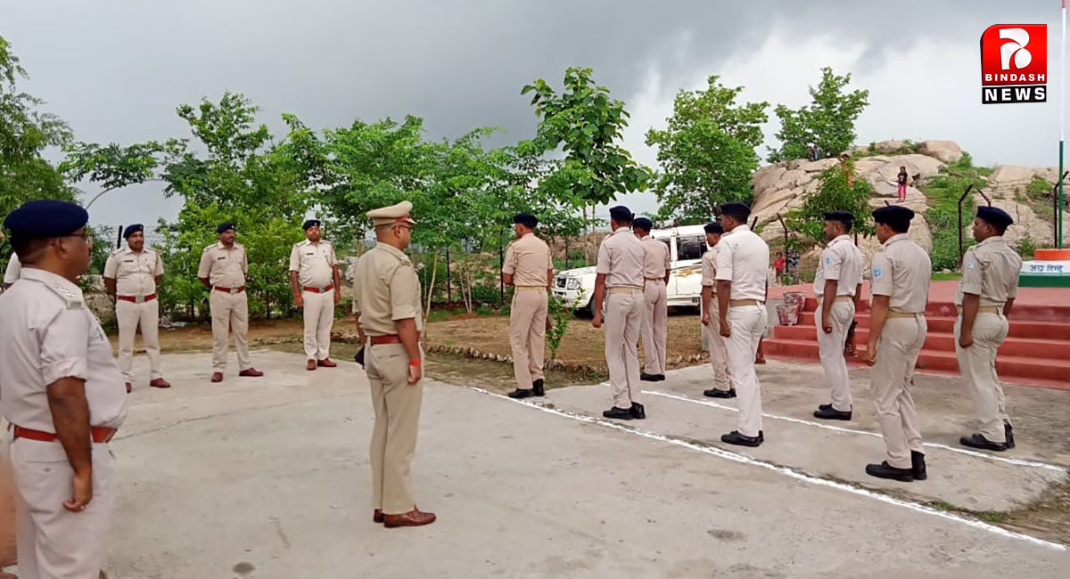 समय पर कार्य करने व थाना आनेवाली जनता से अच्छा व्यवहार करने की एसपी ने दी हिदायत