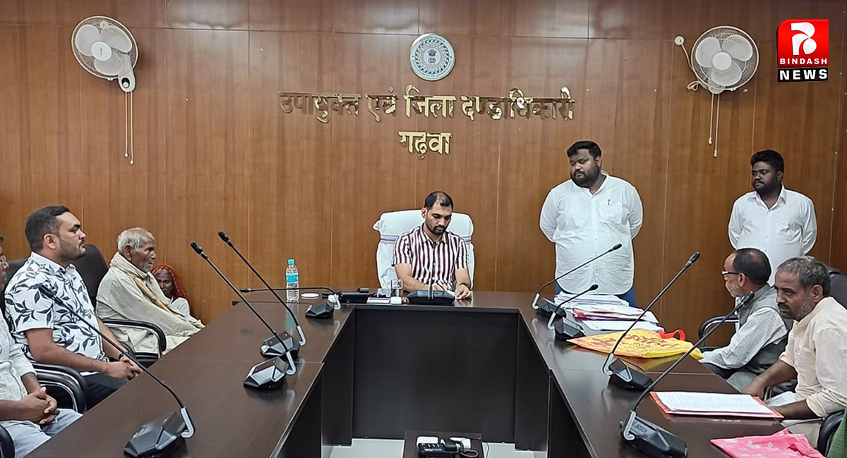 उपायुक्त ने जनता दरबार के माध्यम से सुनी आमजनों की समस्याएं