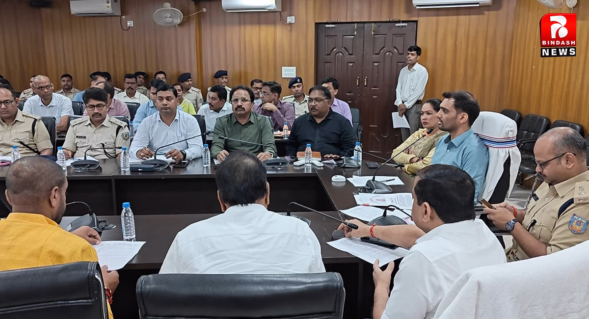 दुर्गापूजा एवं दशहरा त्यौहार के अवसर पर जिले में विधि-व्यवस्था संधारण के मद्देनजर उपायुक्त एवं पुलिस अधीक्षक ने शांति समिति की बैठक कर दिए आवश्यक निर्देश