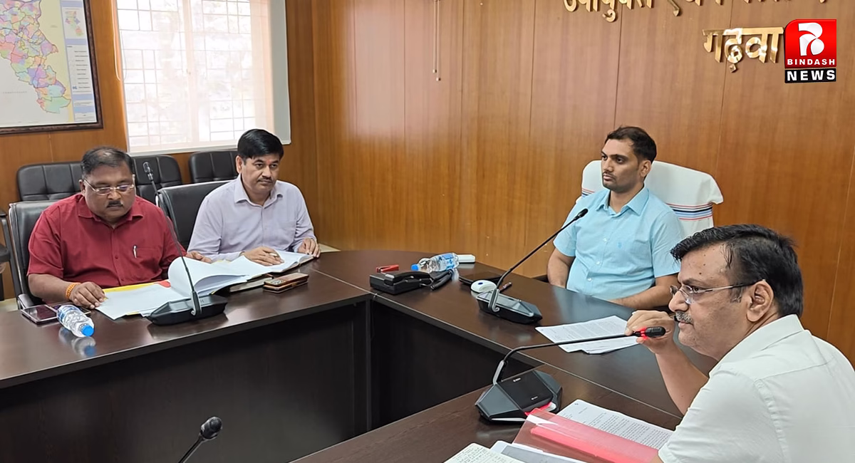 जिला निर्वाचन विभाग की बैठक संपन्न, DEO ने दिए कई निर्देश