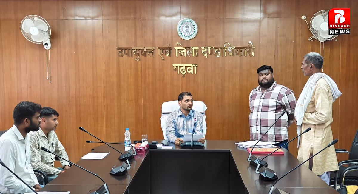 उपायुक्त ने जनता दरबार के माध्यम से सुनी आमजनों की समस्याएं