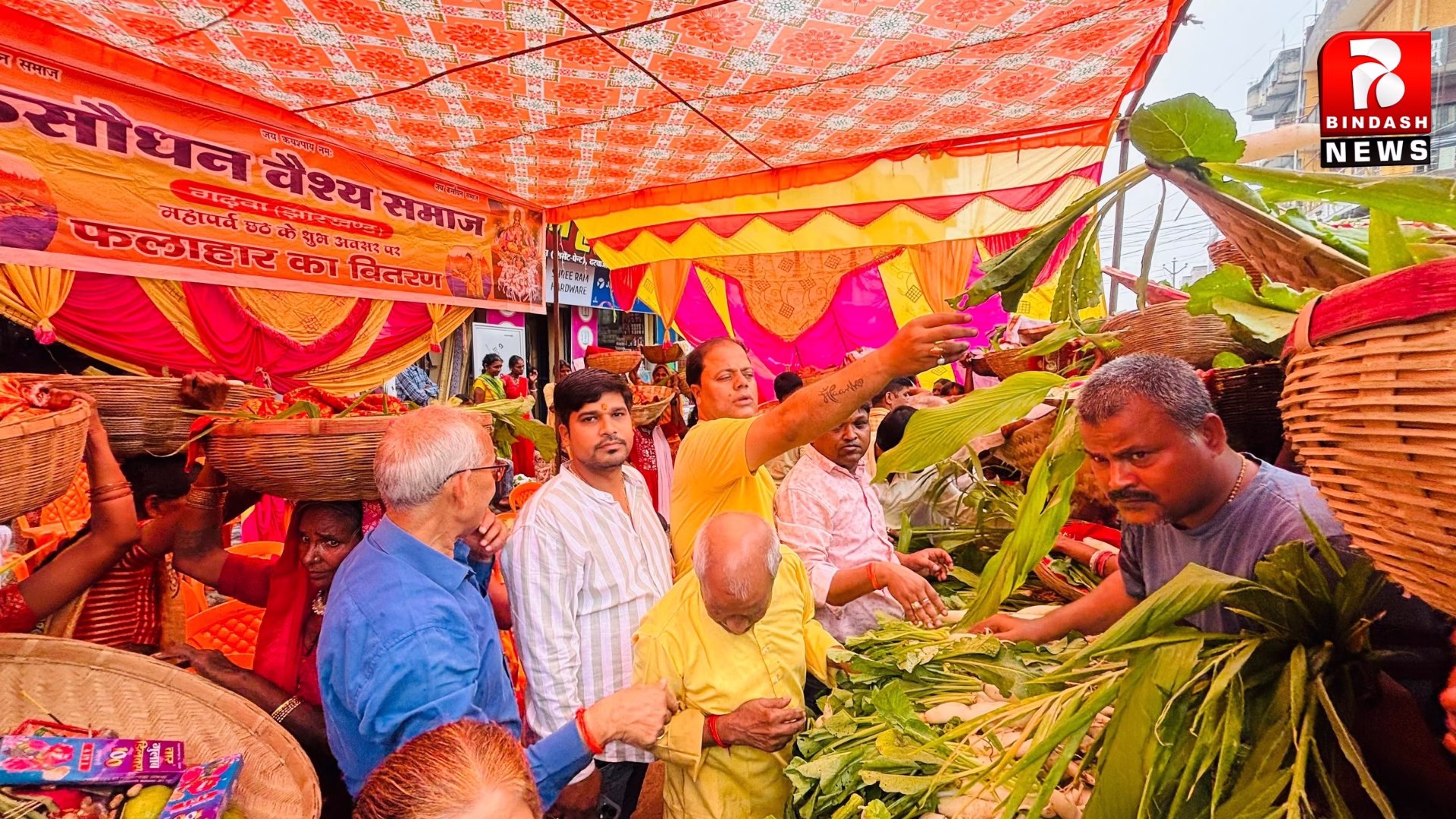 कसौधन समाज द्वारा छठ व्रतियों के बीच किया गया फल वितरण