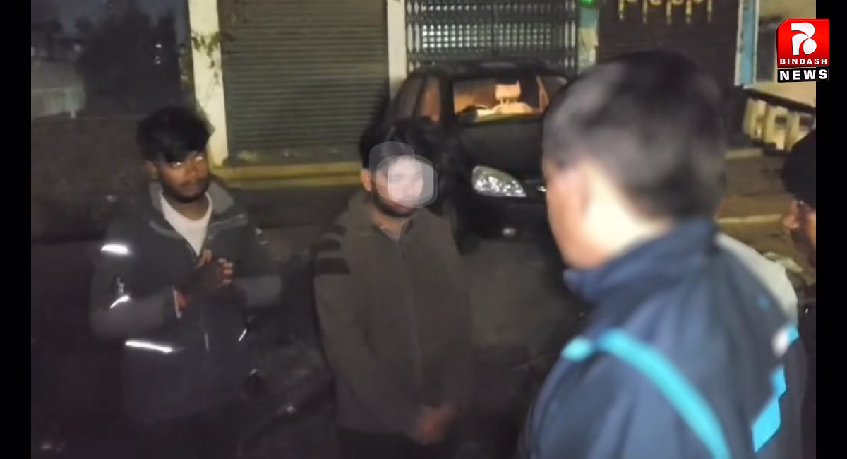 मुखबिरी करते हुए तीन बालू चोर युवक धराये