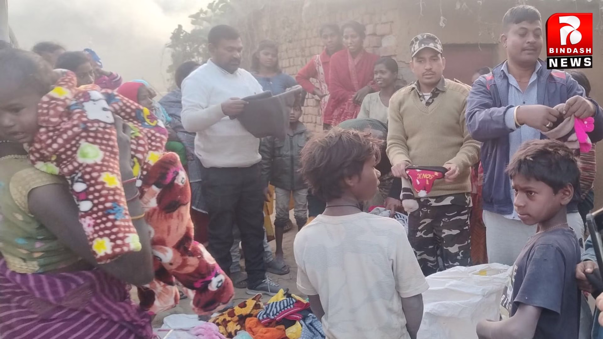 आइये खुशियाँ बाँटें : दो वंचित बस्तियों में पहुँची राहतें, 300 से अधिक जरूरतमंद लाभान्वित