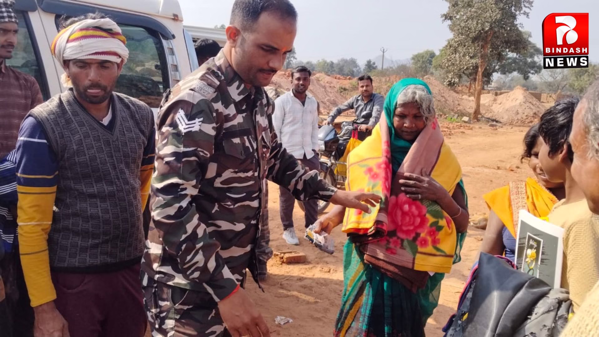 “आइये खुशियाँ बाँटें” अभियान : लिखनिया गाँव में श्रमिक परिवारों तक पहुँची सर्दी से राहत