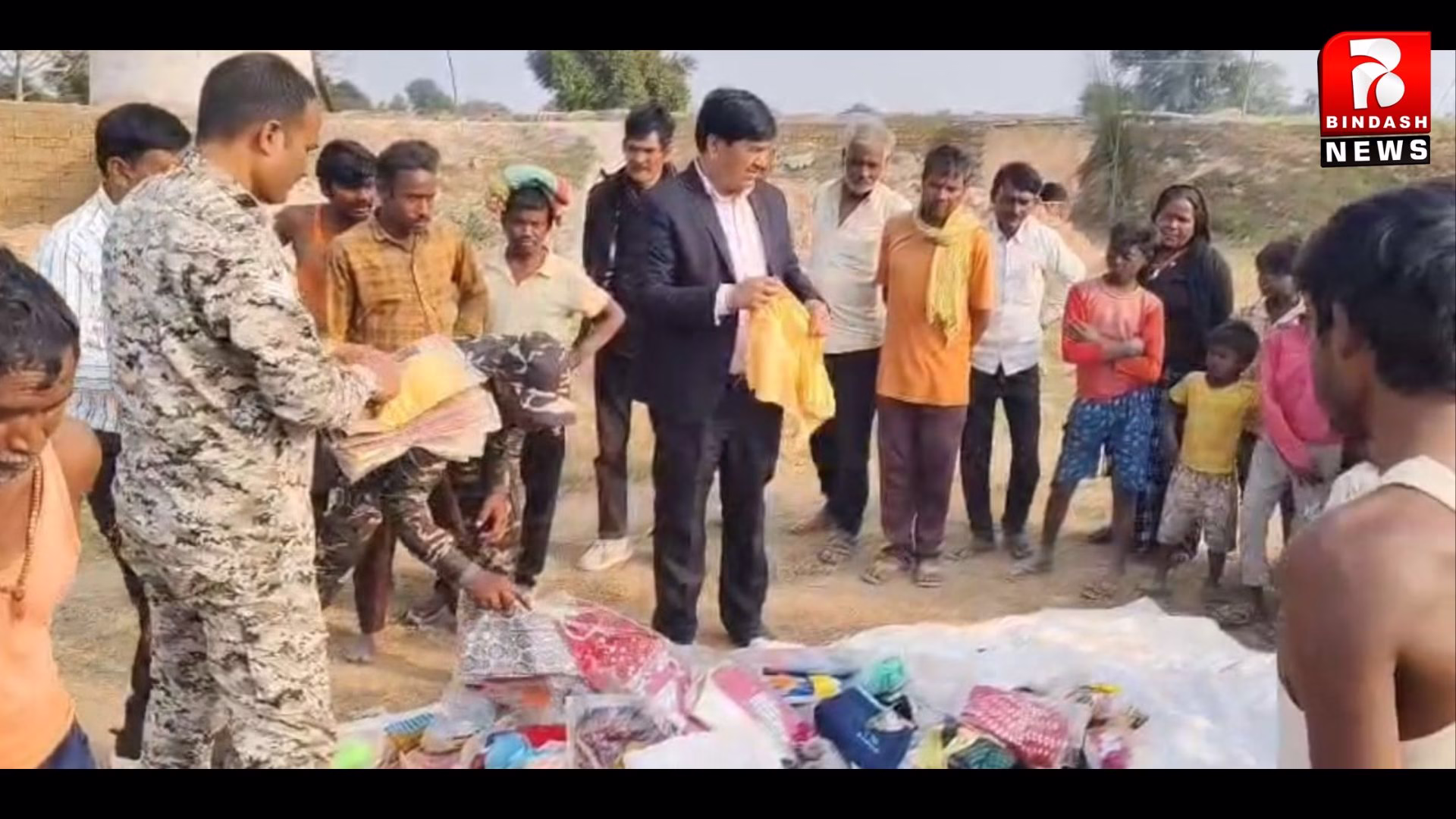 मझिआंव के दलको गाँव में मजदूर परिवारों के बीच वस्त्र-वितरण